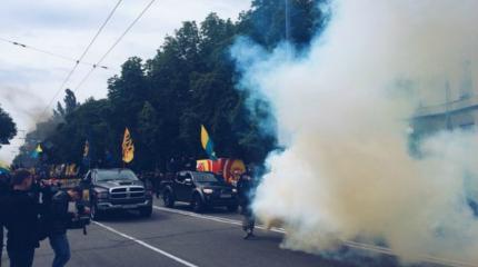 На марше «Азова» в Киеве была атакована Нацгвардия На марше «Азова» в Киеве была атакована Нацгвардия