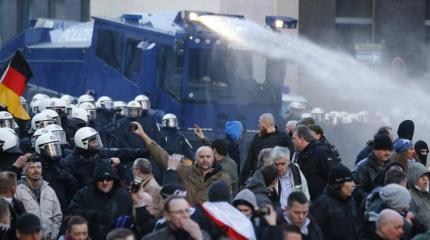 Изнасилованная Европа свистит Ангеле Меркель во все свистки Изнасилованная Европа свистит Ангеле Меркель во все свистки