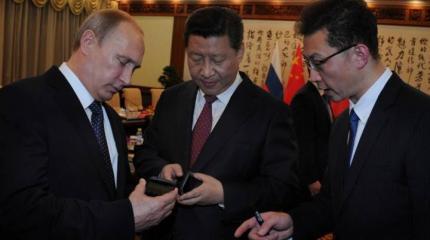 Путин подарил Си Цзиньпину YotaPhone 2 Путин подарил Си Цзиньпину YotaPhone 2