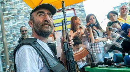 К власти в Армении рвутся сторонники автомата Калашникова