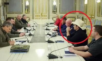 Сенатор из США отказался снимать шляпу в кабинете Зеленского Сенатор из США отказался снимать шляпу в кабинете Зеленского