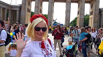 Европейцы помогали: Русская киевлянка в Берлине с позором прогнала украинца Европейцы помогали: Русская киевлянка в Берлине с позором прогнала украинца