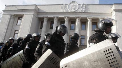 В Раде произошла давка из-за требований депутата пустить активистов В Раде произошла давка из-за требований депутата пустить активистов