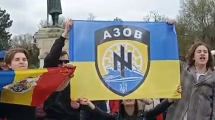 В центре Кишинёва подрались из-за флага террористов «Азова» В центре Кишинёва подрались из-за флага террористов «Азова»