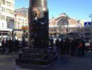 В Киеве вместо памятнику Ленина установили золотой унитаз В Киеве вместо памятнику Ленина установили золотой унитаз