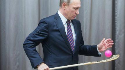 Путин пообещал попробовать хоккей с мячом Путин пообещал попробовать хоккей с мячом