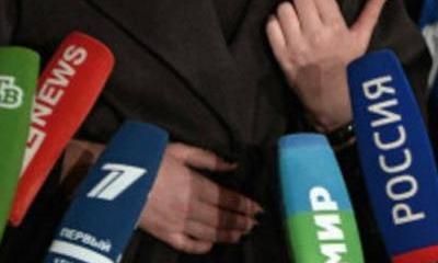 Эстонским чиновникам заклеили рты Эстонским чиновникам заклеили рты