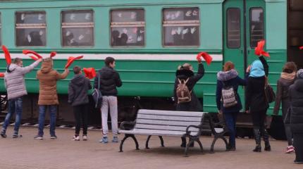 Поезда в Донбасс и разведение войск: почему Украина стала миролюбивой? Поезда в Донбасс и разведение войск: почему Украина стала миролюбивой?