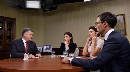 Порошенко заявил, что передал Трампу компромат накануне встречи с Путиным Порошенко заявил, что передал Трампу компромат накануне встречи с Путиным