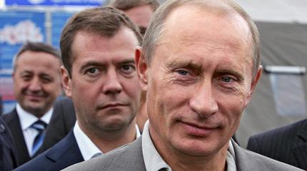 Путин остается «тефлоновым», а страна ждет отставки Медведева