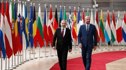 До чего доведет Армению стремление усидеть сразу на нескольких стульях?