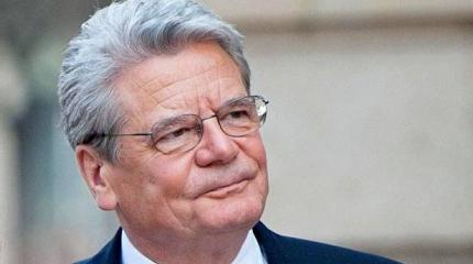 Президенту Германии попали яйцом по голове Президенту Германии попали яйцом по голове