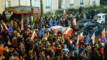 Протесты в Польше: Качиньский покинул здание заблокированного парламента Протесты в Польше: Качиньский покинул здание заблокированного парламента