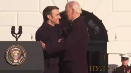 Интимное рукопожатие Байдена и Макрона вызвало анекдоты и недоумение Интимное рукопожатие Байдена и Макрона вызвало анекдоты и недоумение