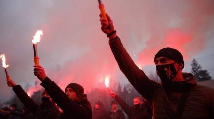 Украинские нацисты забросали дымовыми шашками посольство России Украинские нацисты забросали дымовыми шашками посольство России