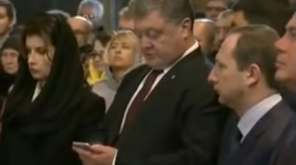 Во время молебна в память о Небесной сотне Порошенко уткнулся в телефон Во время молебна в память о Небесной сотне Порошенко уткнулся в телефон