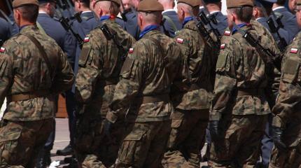 Польский генерал считает, что в Польшу среди нелегальных мигрантов могут проникнуть «зелёные человечки» из России и Беларуси Польский генерал считает, что в Польшу среди нелегальных мигрантов могут проникнуть «зелёные человечки» из России и Беларуси
