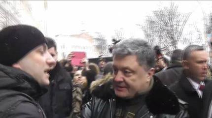 Жители Львова назвали Порошенко предателем и сочли его нерукопожатным