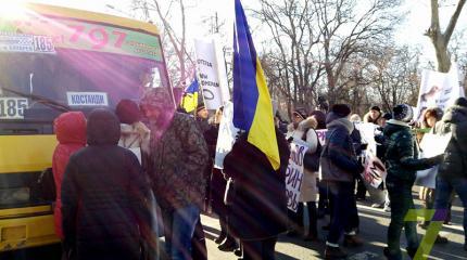 Одесса восстала против коррупции: активисты вышли на улицу. Полиция начеку Одесса восстала против коррупции: активисты вышли на улицу. Полиция начеку