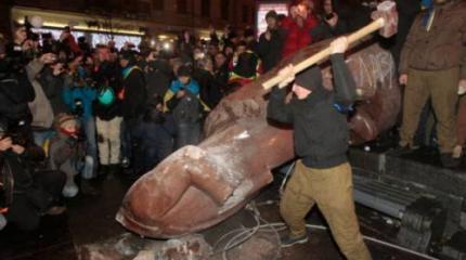 Вандализм на Украине: хунвейбины на фоне советских пирамид Вандализм на Украине: хунвейбины на фоне советских пирамид
