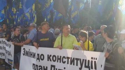 Вопрос статуса Донбасса закрутил украинскую внутриполитическую карусель Вопрос статуса Донбасса закрутил украинскую внутриполитическую карусель