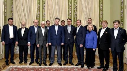 Порошенко покумекал с политическими «чудодеями» и друзьями Украины