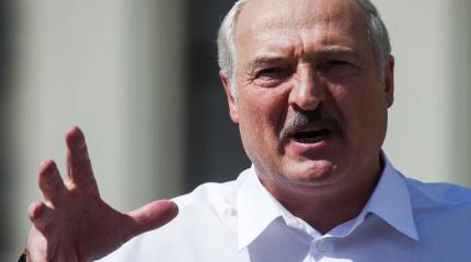 Лукашенко объяснил, зачем взял в руки автомат