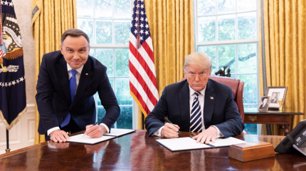 Фотография Дональда Трампа и Анджея Дуды вызвала скандал в Польше Фотография Дональда Трампа и Анджея Дуды вызвала скандал в Польше