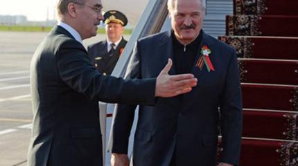 Лукашенко прилетел в Москву с георгиевской ленточкой Лукашенко прилетел в Москву с георгиевской ленточкой