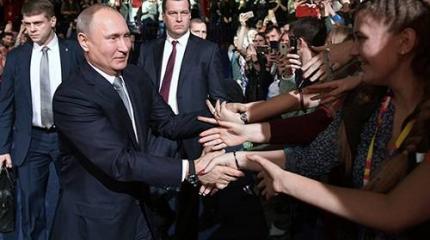 Путин вновь пошёл в народ: как власть становится смешной Путин вновь пошёл в народ: как власть становится смешной