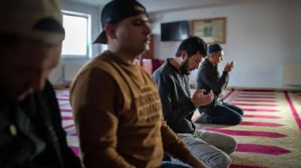 Молитва на лестнице: исламский вопрос обострился в Прибалтике