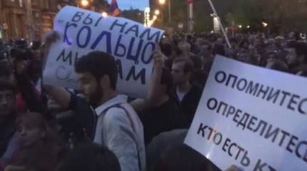 В Ереване на акции протеста закидали российское посольство яйцами В Ереване на акции протеста закидали российское посольство яйцами