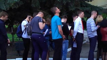 О чем говорят жители Донбасса в очередях за российскими паспортами О чем говорят жители Донбасса в очередях за российскими паспортами