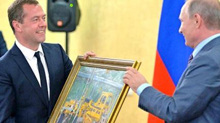 Путин подарил Медведеву на день рождения картину "В цеху"