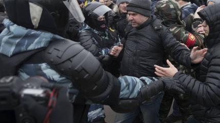 В центре Москвы задержали несколько десятков человек из-за акций Мальцева В центре Москвы задержали несколько десятков человек из-за акций Мальцева