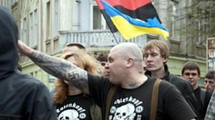 В Польше избили свидомого нациста, оравшего «Украина понад усе» в Варшаве В Польше избили свидомого нациста, оравшего «Украина понад усе» в Варшаве