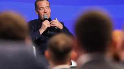 «Историческая победа»: Что имел в виду Медведев, напутствуя «Единой России»