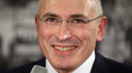 Ходорковский на фоне дивана