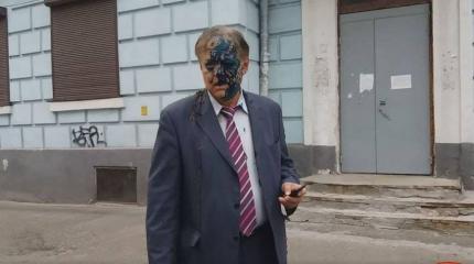 В Киеве дипломата из России Воробьева облили помоями: воняет русским миром