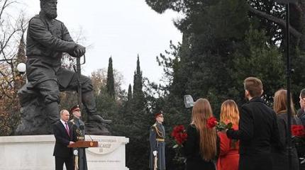 Памятник Александру III воспел не добрую монархию, а наше злое невежество