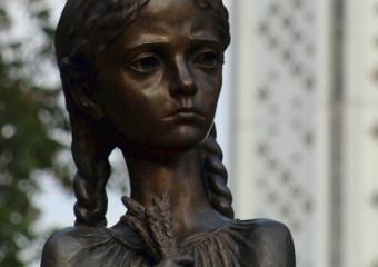 Откровения киевлянки. Скорбь о жертвах холокоста и нацистские марши Откровения киевлянки. Скорбь о жертвах холокоста и нацистские марши