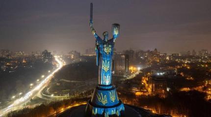 Зрады и перемоги: хлопцы грязь в окопах месят, Куршевель же бодр и весел Зрады и перемоги: хлопцы грязь в окопах месят, Куршевель же бодр и весел