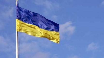 Над Посольством РФ в Киеве подняли украинский флаг Над Посольством РФ в Киеве подняли украинский флаг