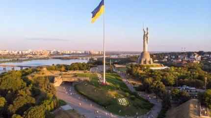 Ни дня без перемоги: на гигантском флагштоке в Киеве установят вращающийся тризуб, а парашютисты станцуют небесный гопак Ни дня без перемоги: на гигантском флагштоке в Киеве установят вращающийся тризуб, а парашютисты станцуют небесный гопак