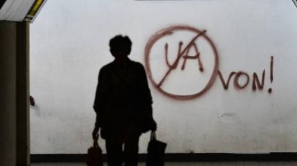 Клеймо ЕС: на польском заводе украинцев заставили носить желто-синюю форму Клеймо ЕС: на польском заводе украинцев заставили носить желто-синюю форму