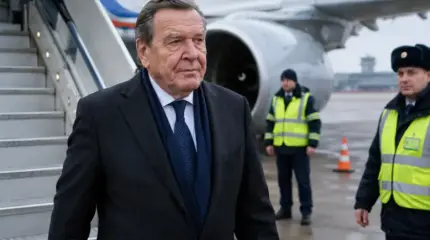 Перед большой сделкой? Экс-канцлер Германии неожиданно появился в России