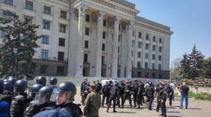 Из-за сообщения о взрывчатке в одесском Доме Профсоюзов эвакуируют людей