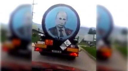 Портрет Путина стал причиной задержания сербов в Косово