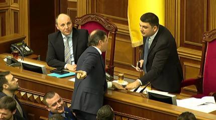 Разборки в парламенте: Ляшко накинулся на Гройсмана из-за пенсионеров Разборки в парламенте: Ляшко накинулся на Гройсмана из-за пенсионеров