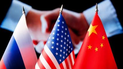 Трамп нашел, с кем «сообразить на троих» Трамп нашел, с кем «сообразить на троих»